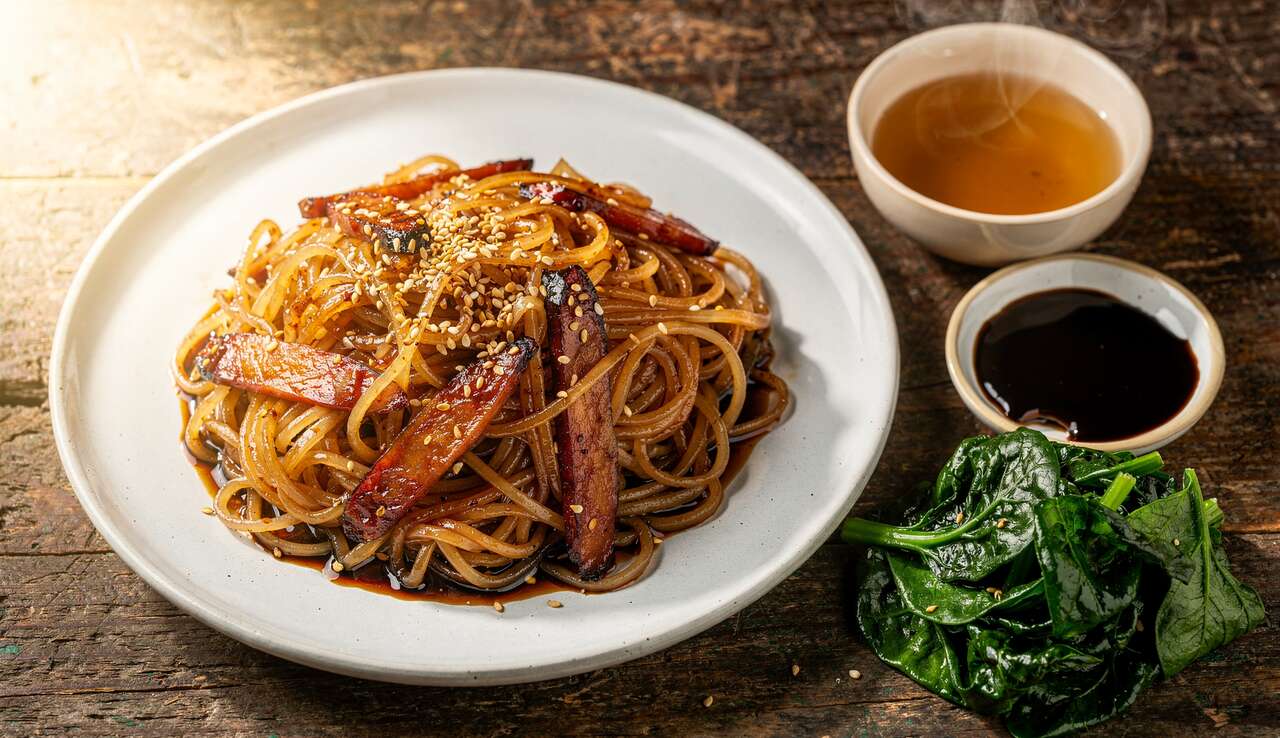 Sauté de nouilles et saucisses chinoises : une recette savoureuse