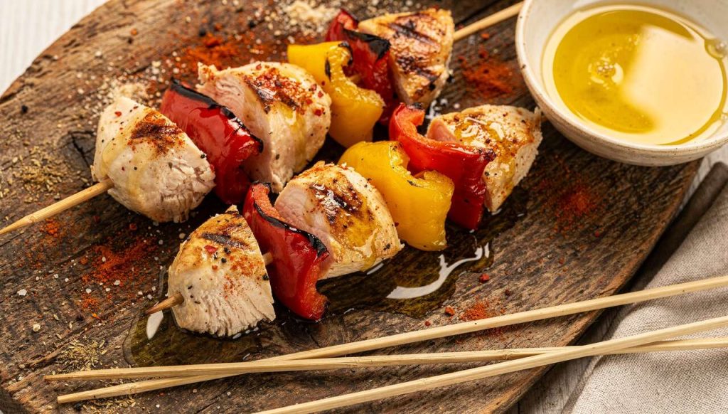 Brochettes de poulet aux piments doux : une recette savoureuse et épicée