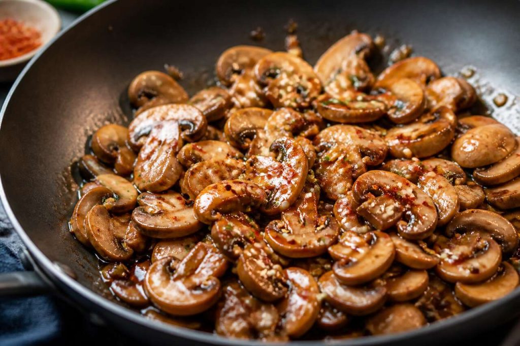 Wok de champignons à l'ail : recette savoureuse et rapide