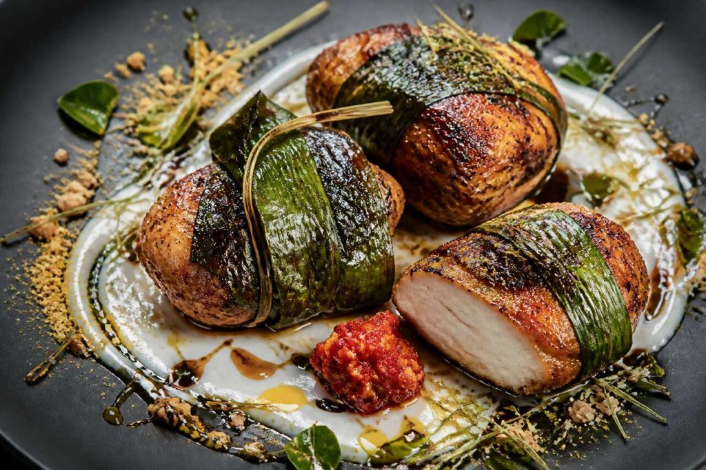 Poulet grillé dans feuilles de combava : recette épicée