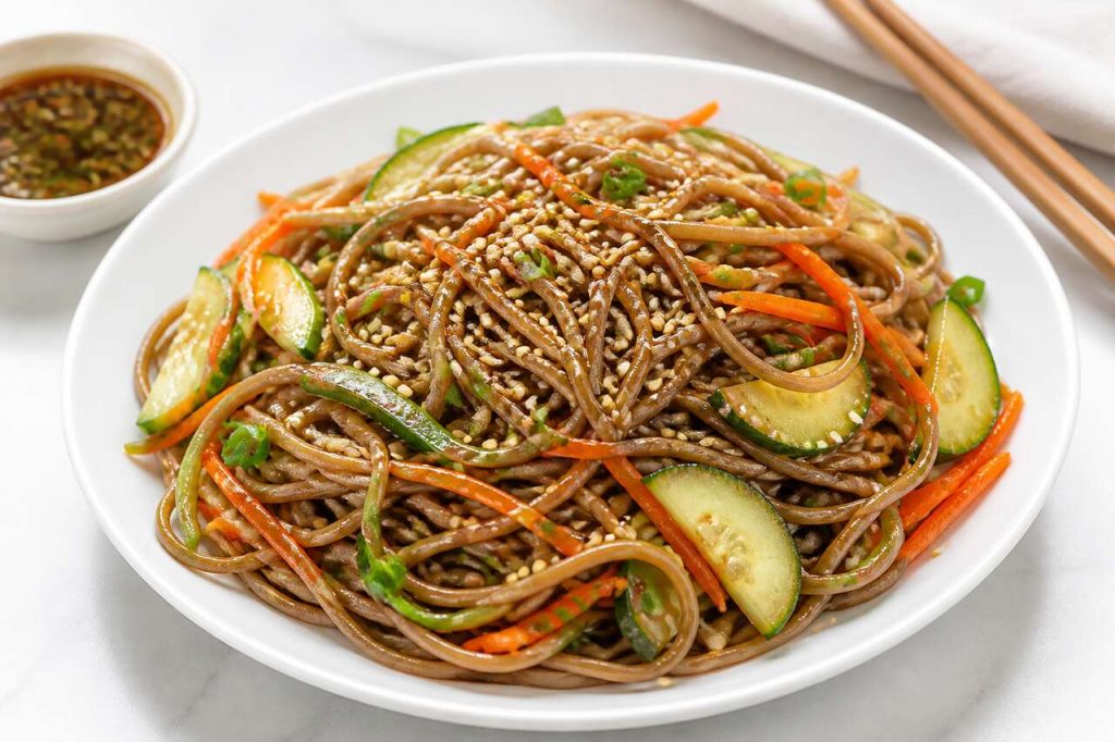 Salade de nouilles soba au sésame : recette facile et savoureuse
