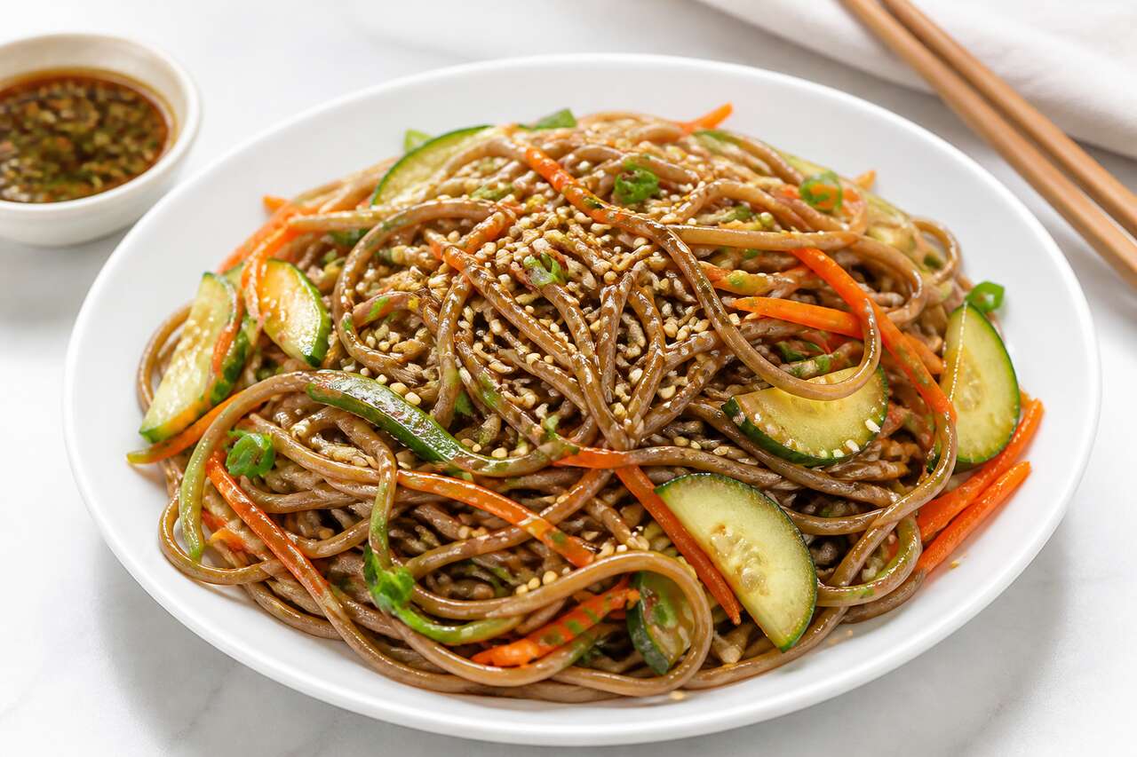Salade de nouilles soba au sésame : recette facile et savoureuse